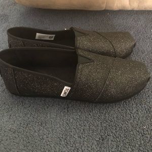 Kids black glitter toms !